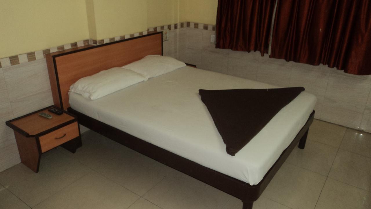 Girija Payyade Hotel กาลยัน ภายนอก รูปภาพ