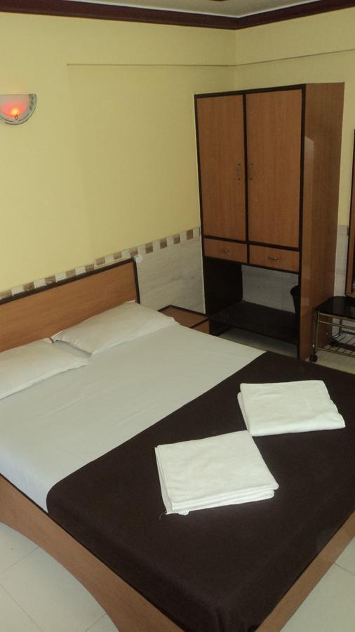 Girija Payyade Hotel กาลยัน ภายนอก รูปภาพ