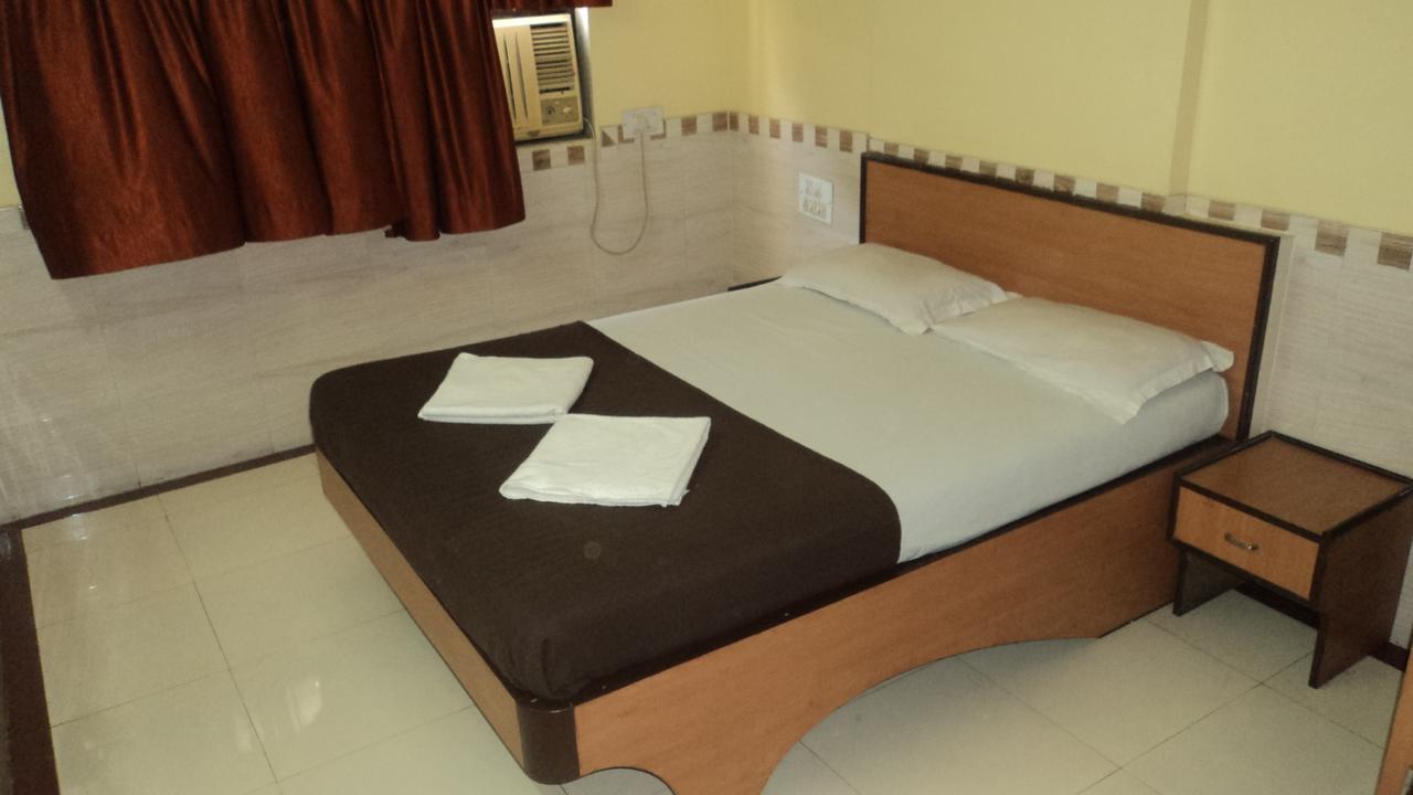 Girija Payyade Hotel กาลยัน ภายนอก รูปภาพ