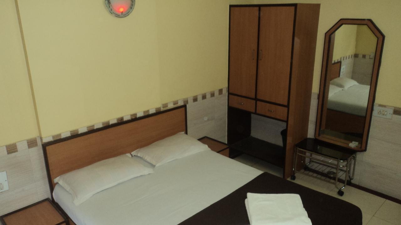 Girija Payyade Hotel กาลยัน ภายนอก รูปภาพ