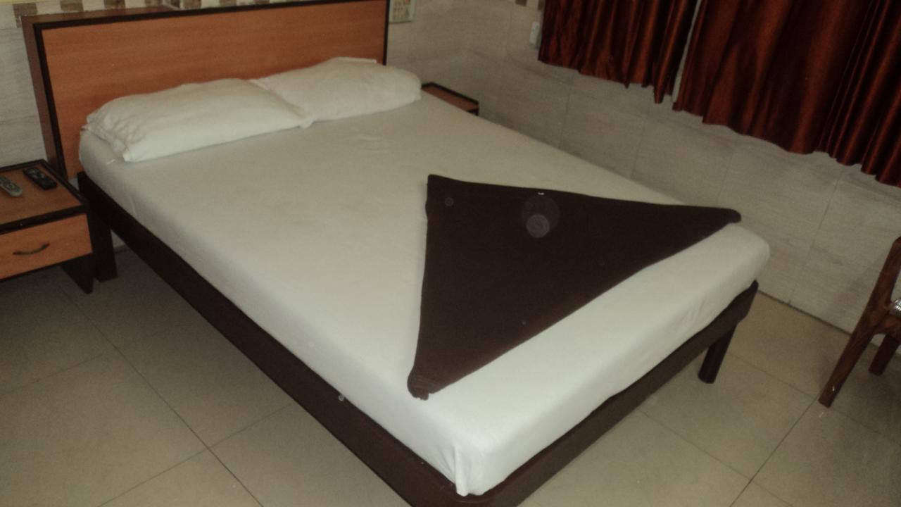 Girija Payyade Hotel กาลยัน ภายนอก รูปภาพ