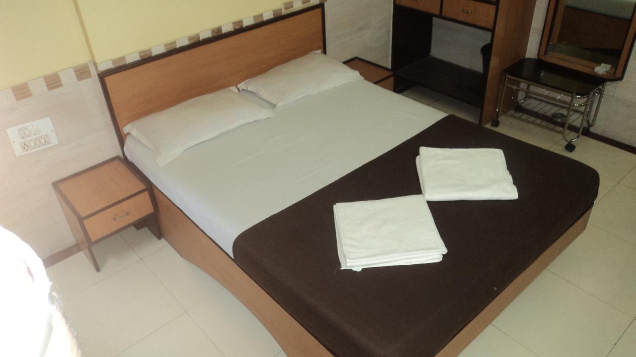 Girija Payyade Hotel กาลยัน ภายนอก รูปภาพ